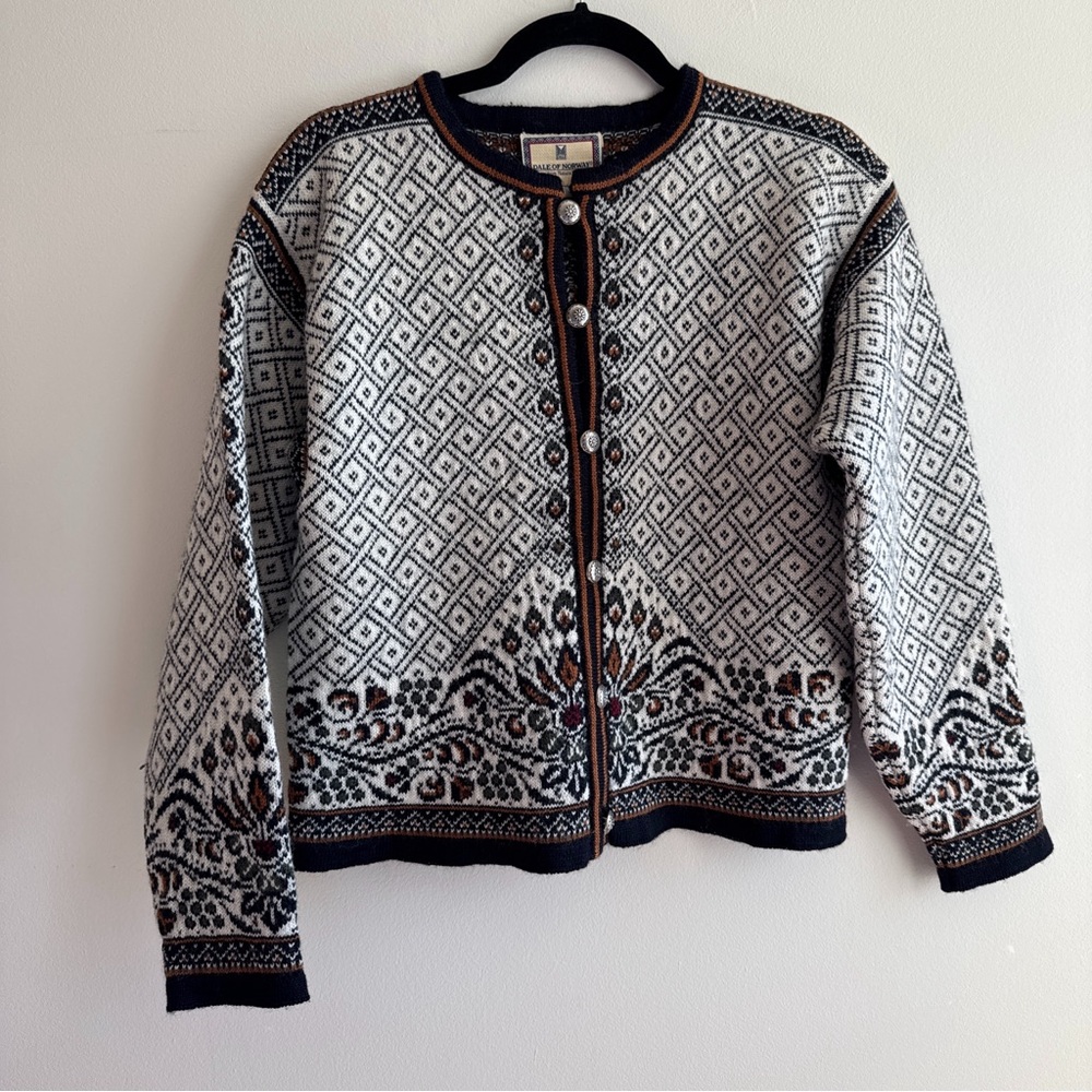 Nordic patterned wool cardigan with button-up front and long sleeves
